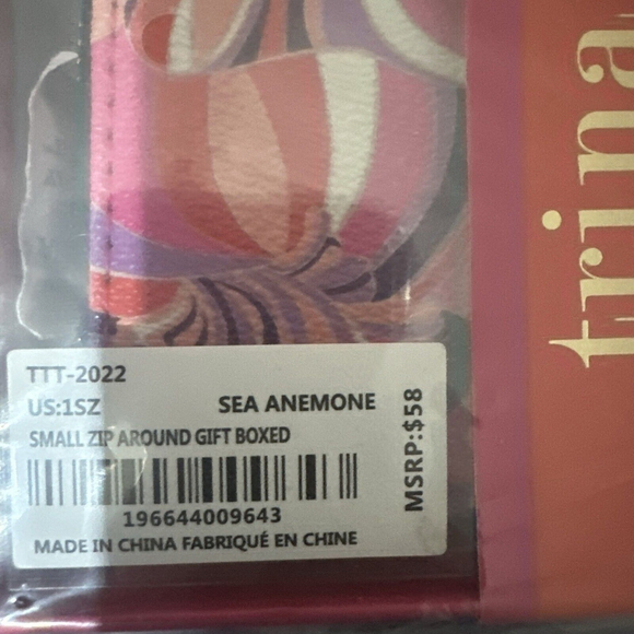 NWT In Gift Box Trina Turk Zipper Around Floral Small Wallet MSRP $58 - Picture 5 of 6